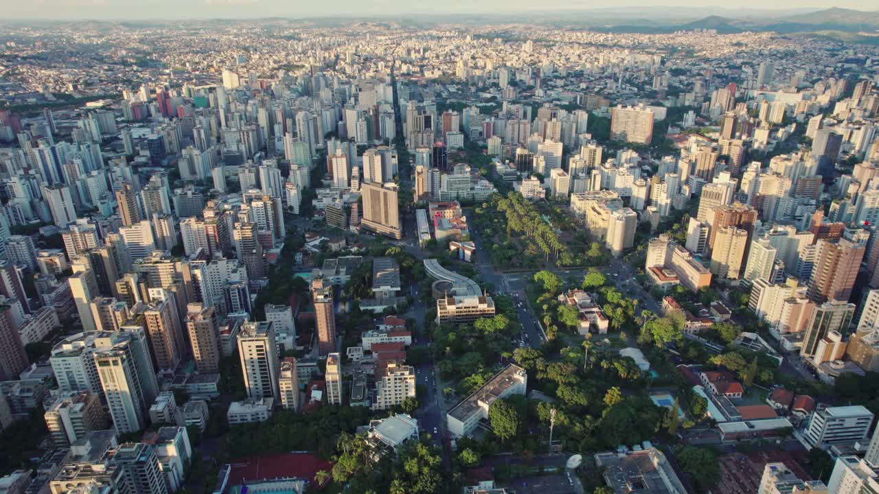 巴西米纳斯吉拉斯州贝洛奥里藏特市鸟瞰图，4K。视频素材