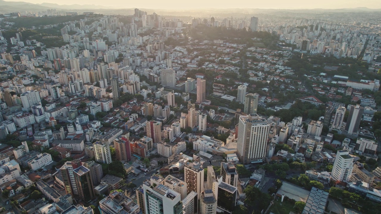 巴西米纳斯吉拉斯州贝洛奥里藏特市鸟瞰图，4K。视频素材