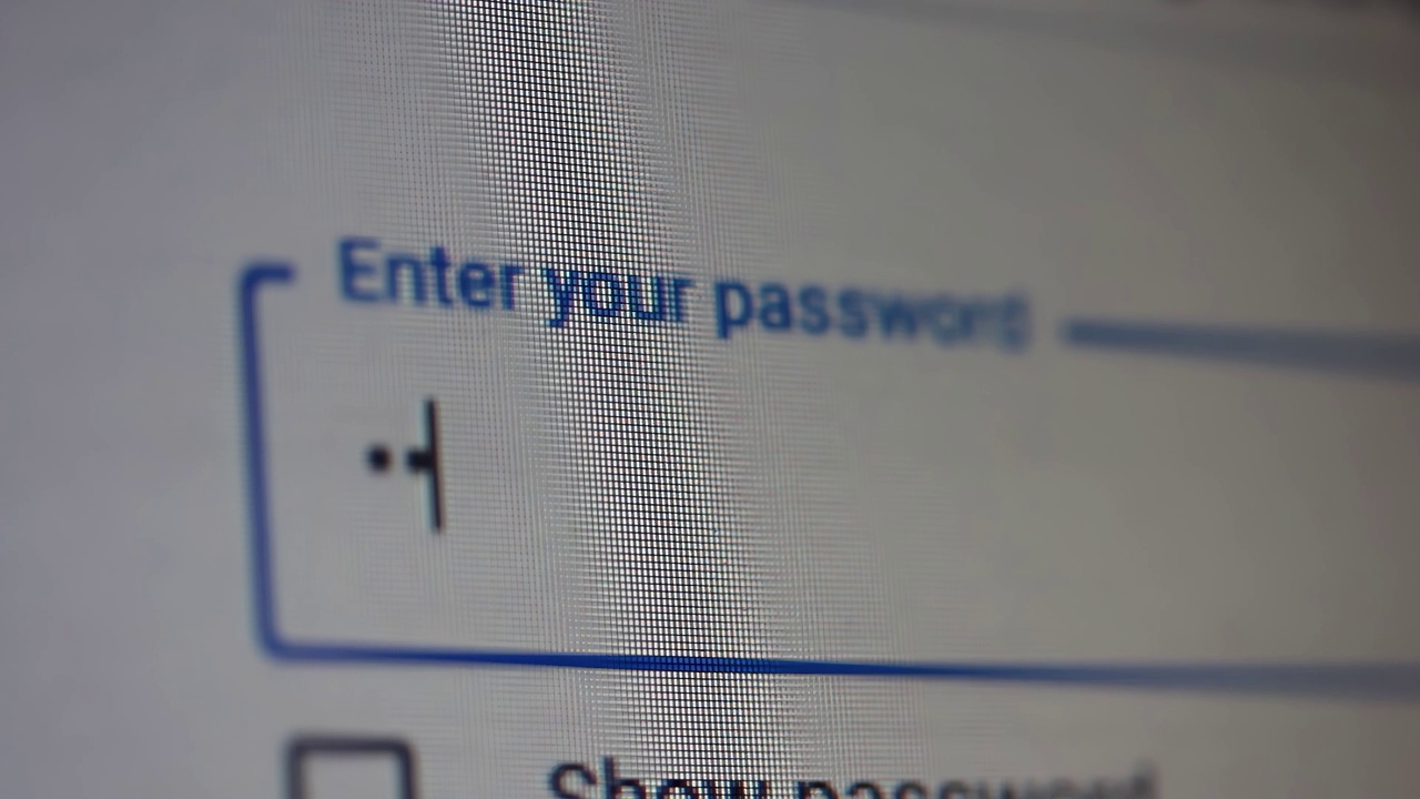 在电脑上输入密码，互联网安全概念。近距离拍摄，4K分辨率。视频素材
