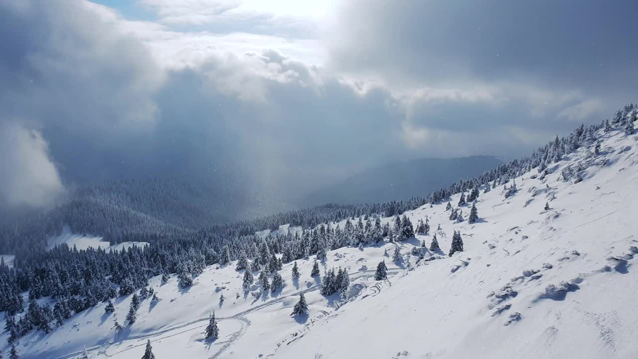 完美的淘金，一个美丽的冬季山地景观。乌克兰，喀尔巴阡山脉。视频素材