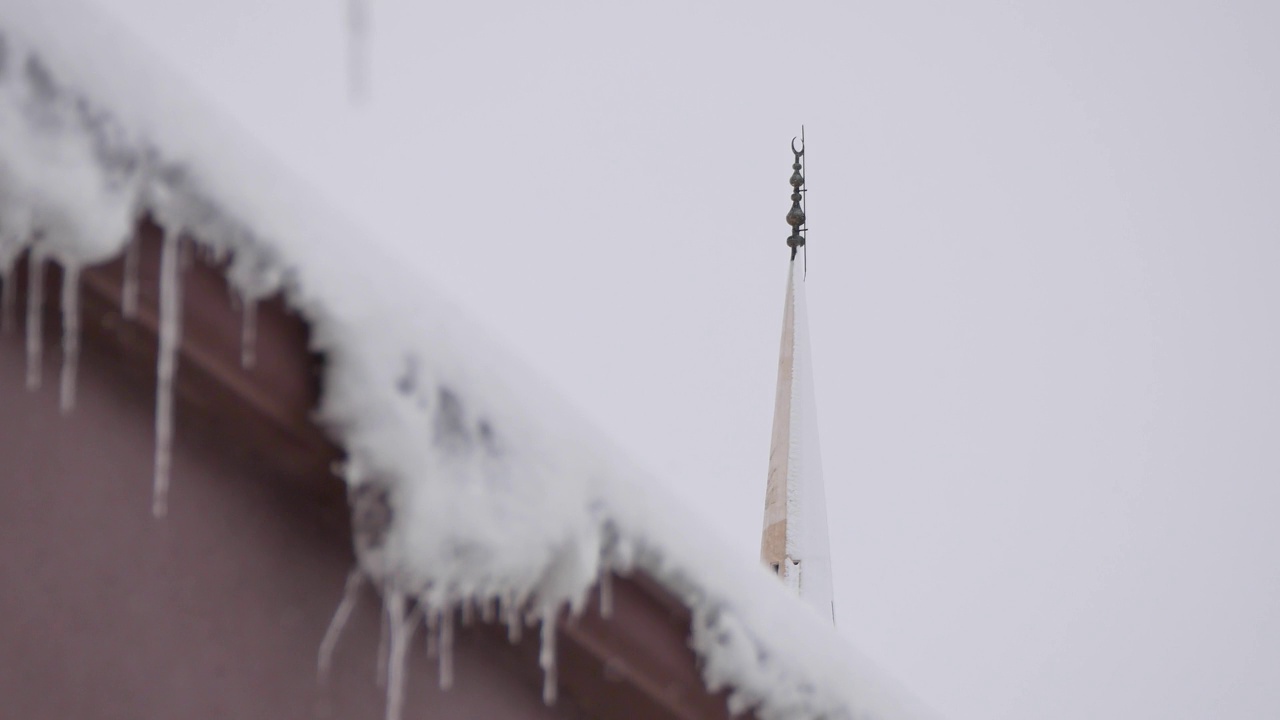 清真寺尖塔下着雪，土耳其的严冬，视频素材