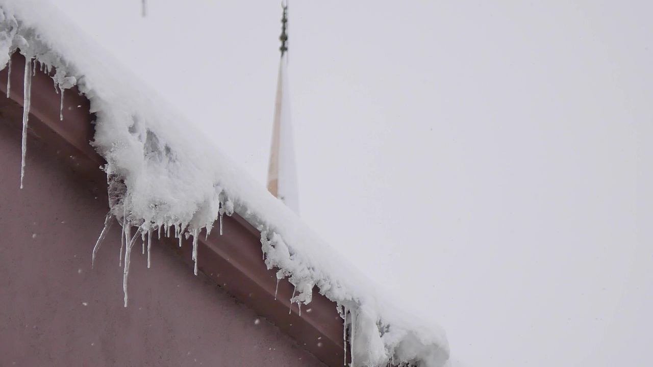 清真寺尖塔下着雪，土耳其的严冬，视频素材