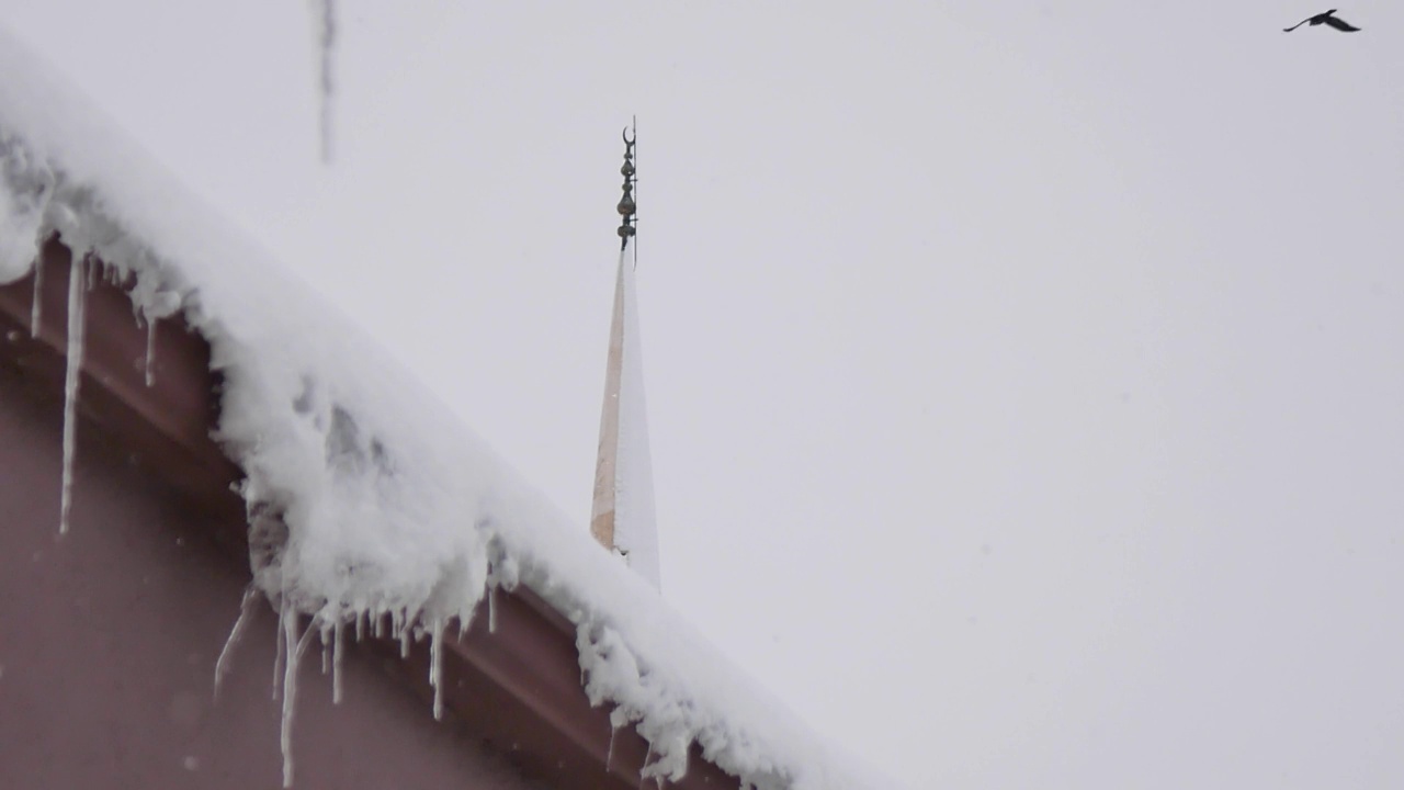 清真寺尖塔下着雪，土耳其的严冬，视频素材