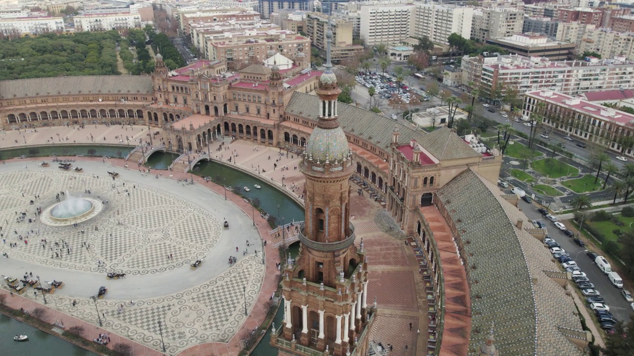 盘旋在España广场上空，展示了塞维利亚挤满游客的宏伟广场视频素材