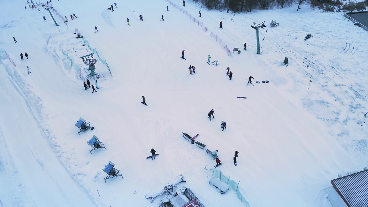 滑雪者和单板滑雪者在滑雪坡道上使用滑雪缆车滑雪。视频素材