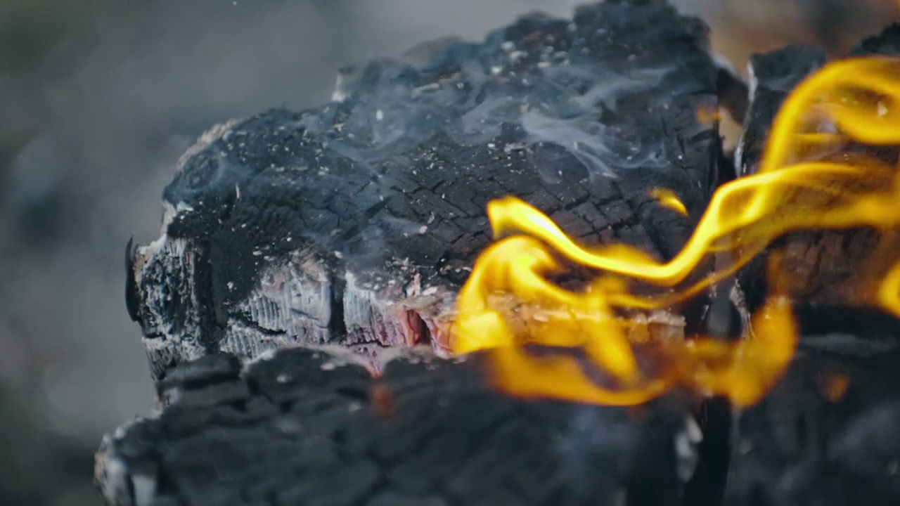 瑞典或芬兰的圆木蜡烛。晚上，火在木头里面燃烧。在火上做饭视频素材