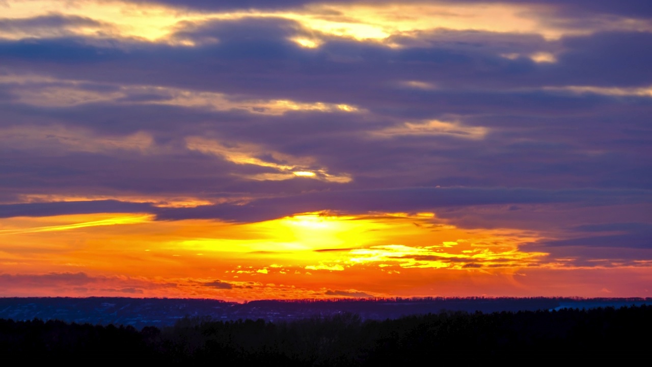 戏剧性的日落在天空中穿过橙色的层状积云，时间流逝视频素材