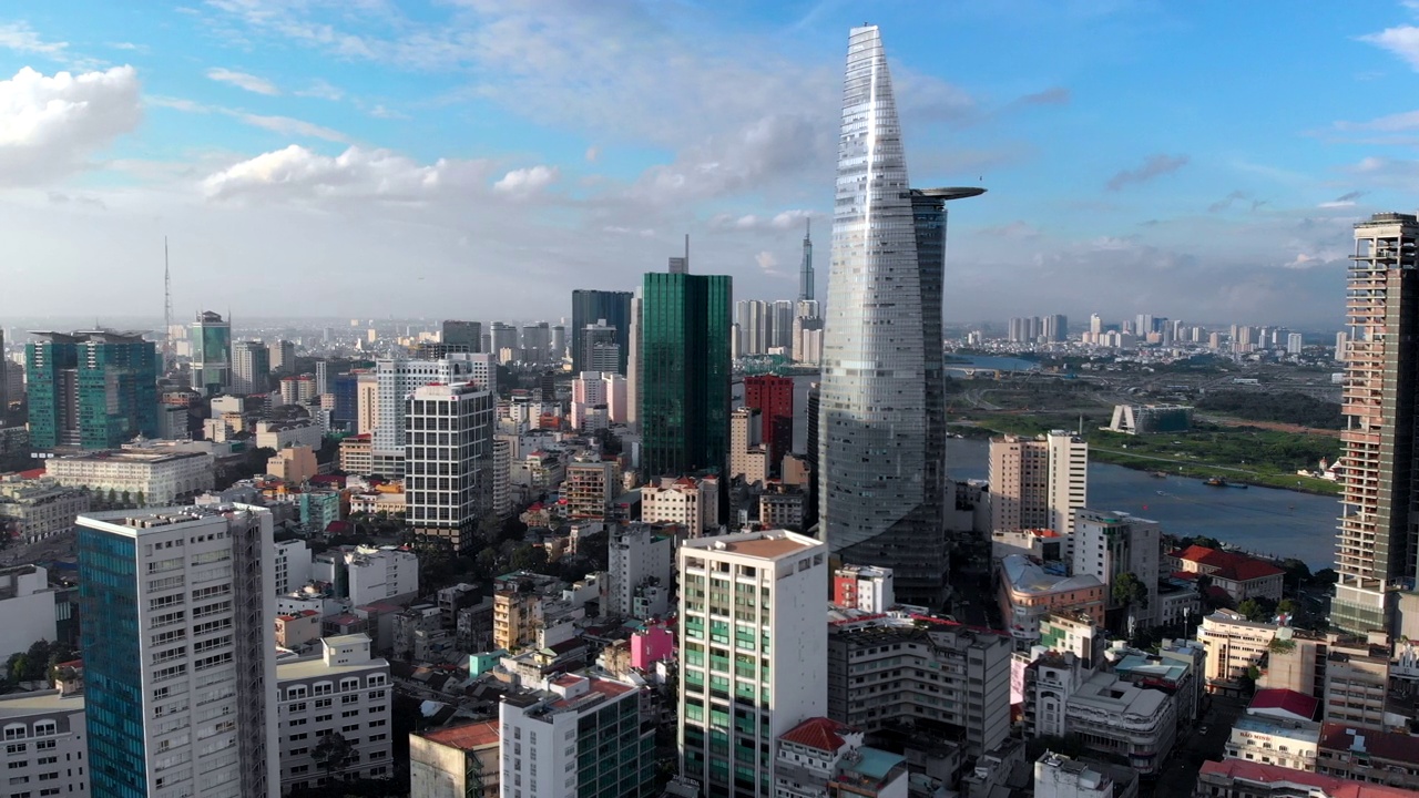 越南胡志明市(西贡)金融区高层建筑的鸟瞰图视频素材