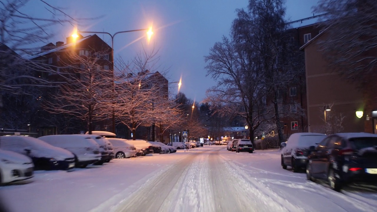 在一个下雪的夜晚开车视频素材