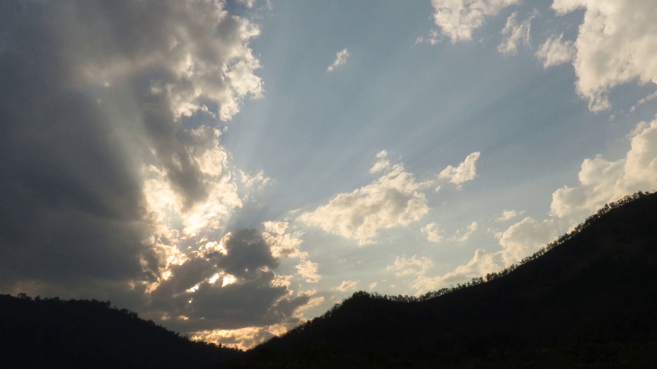 日出的天空和山上的云视频素材