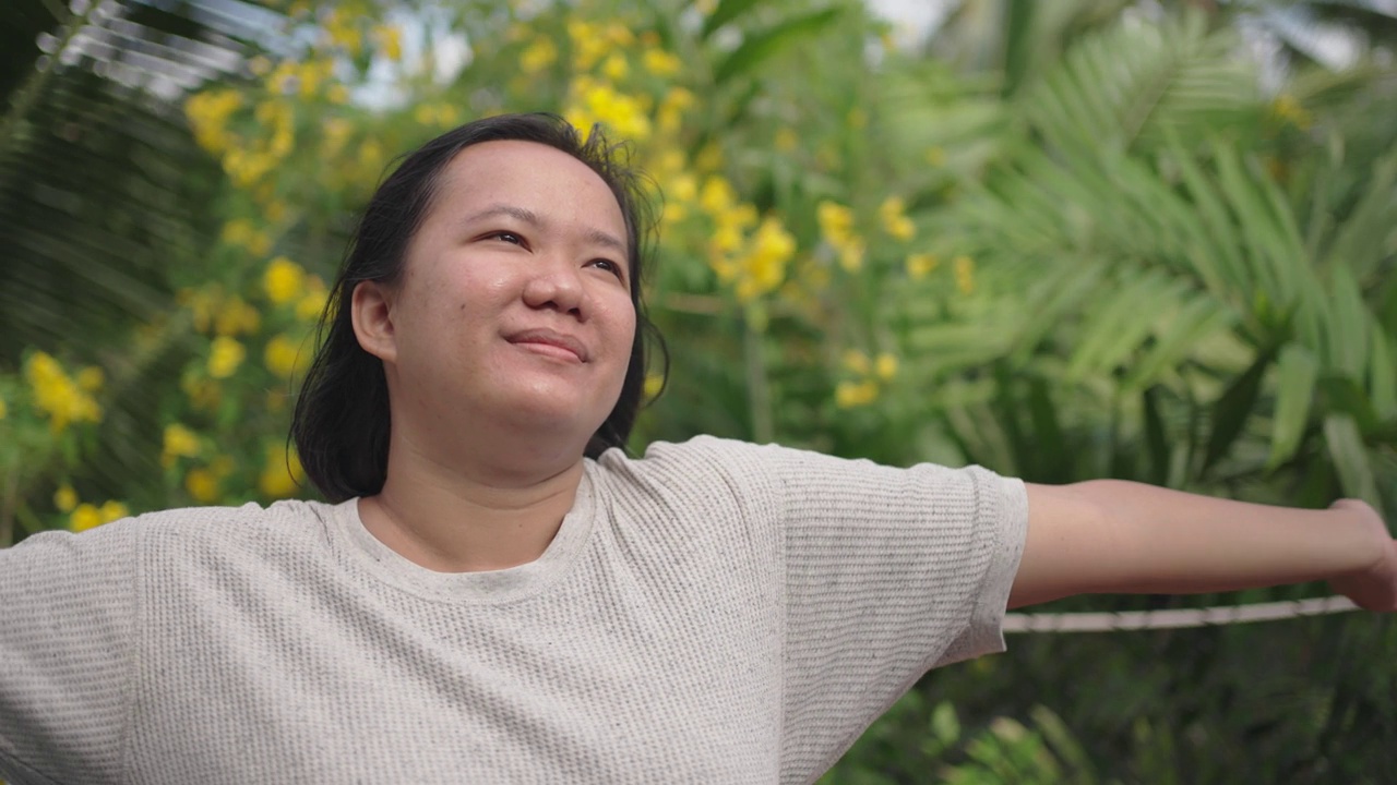 亚洲女人在大自然中深呼吸和微笑视频素材