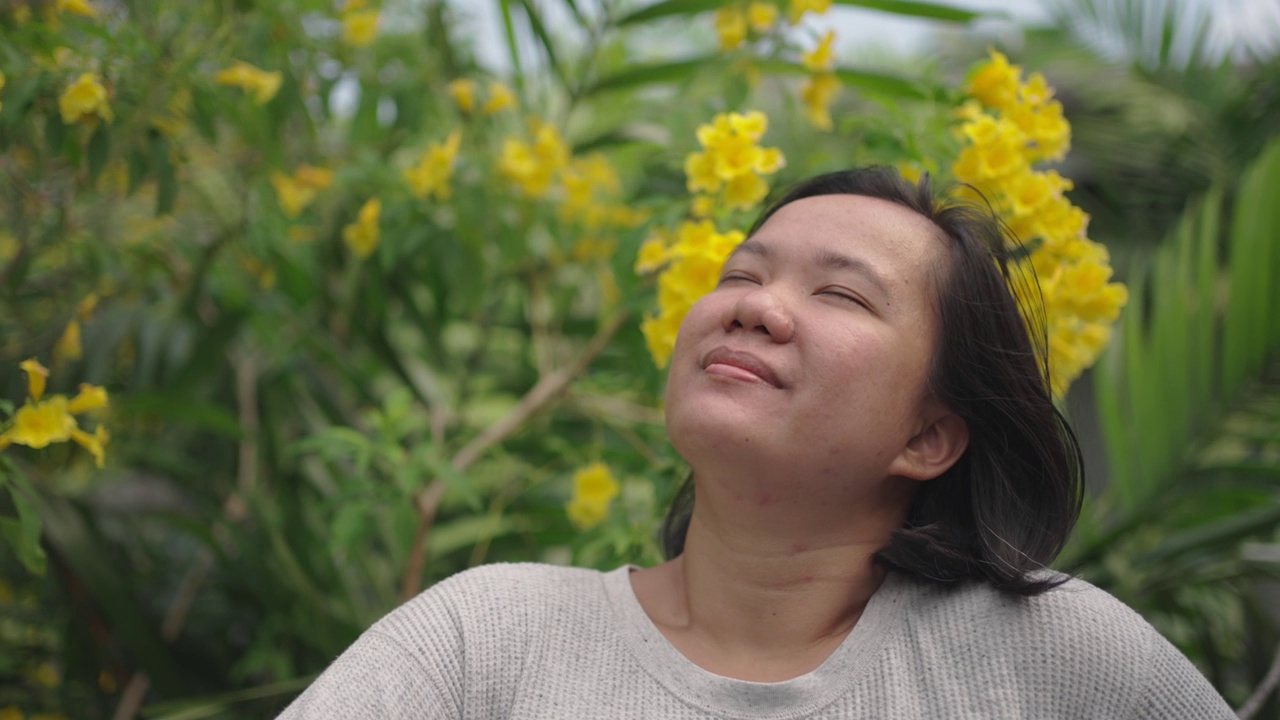 亚洲女人在大自然中深呼吸和微笑视频素材