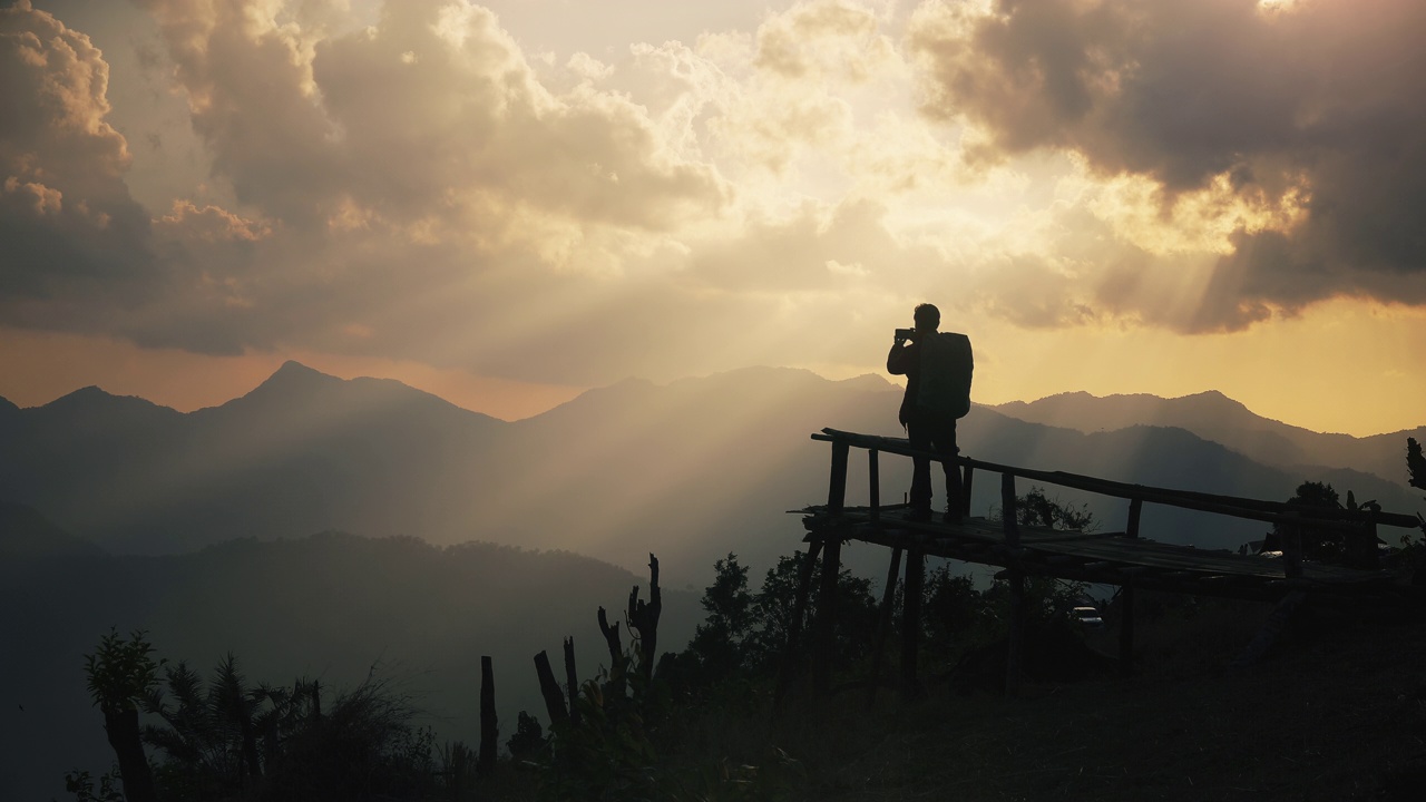 一个人在夕阳下的大自然中旅行视频素材