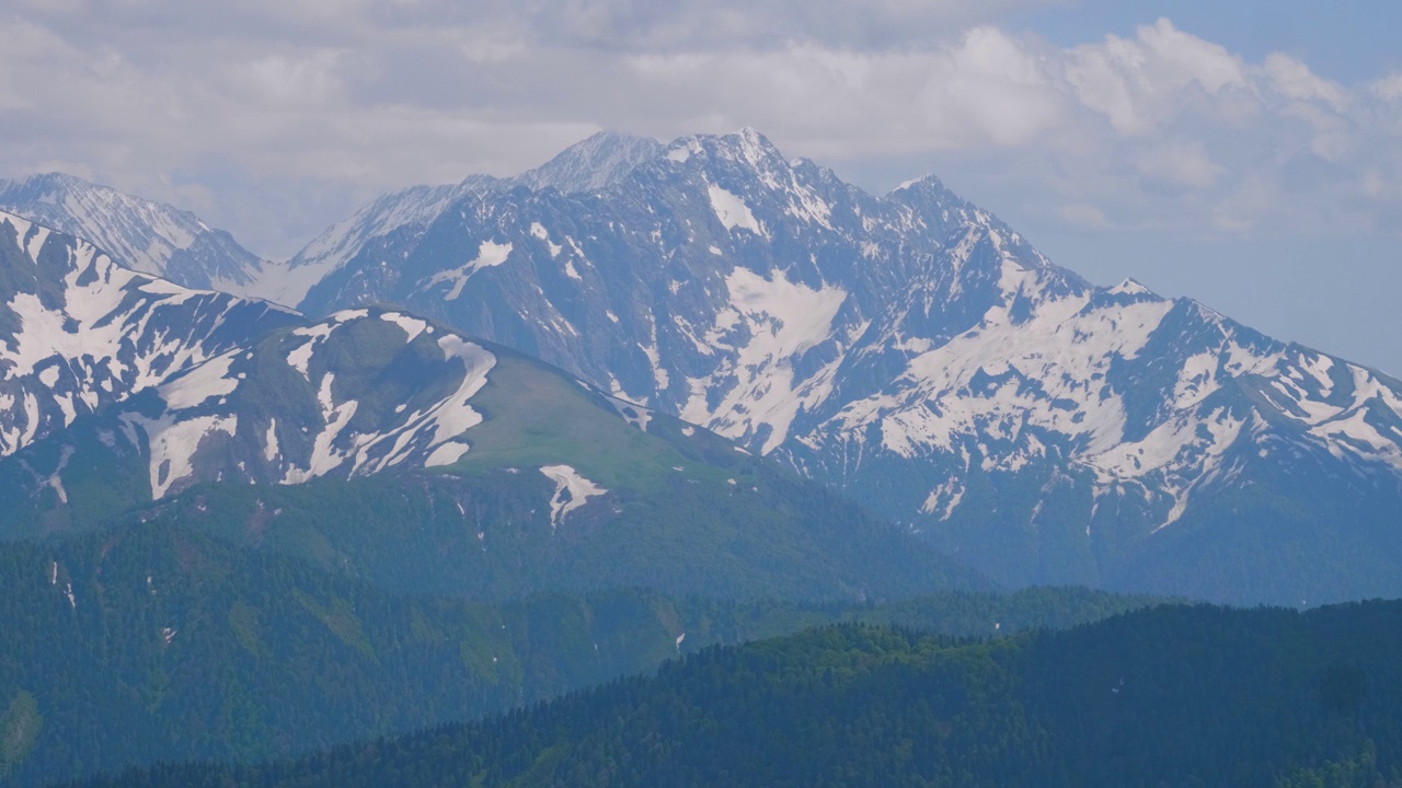 北高加索地区。Lago-Naki高原。大高加索山脊的景色。视频素材