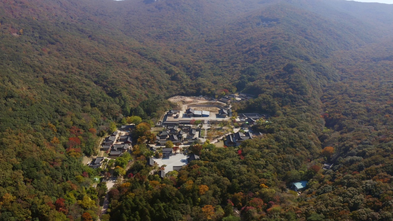 在全罗南道海南郡都仑山周围的大唐寺(大兴寺)风景视频素材