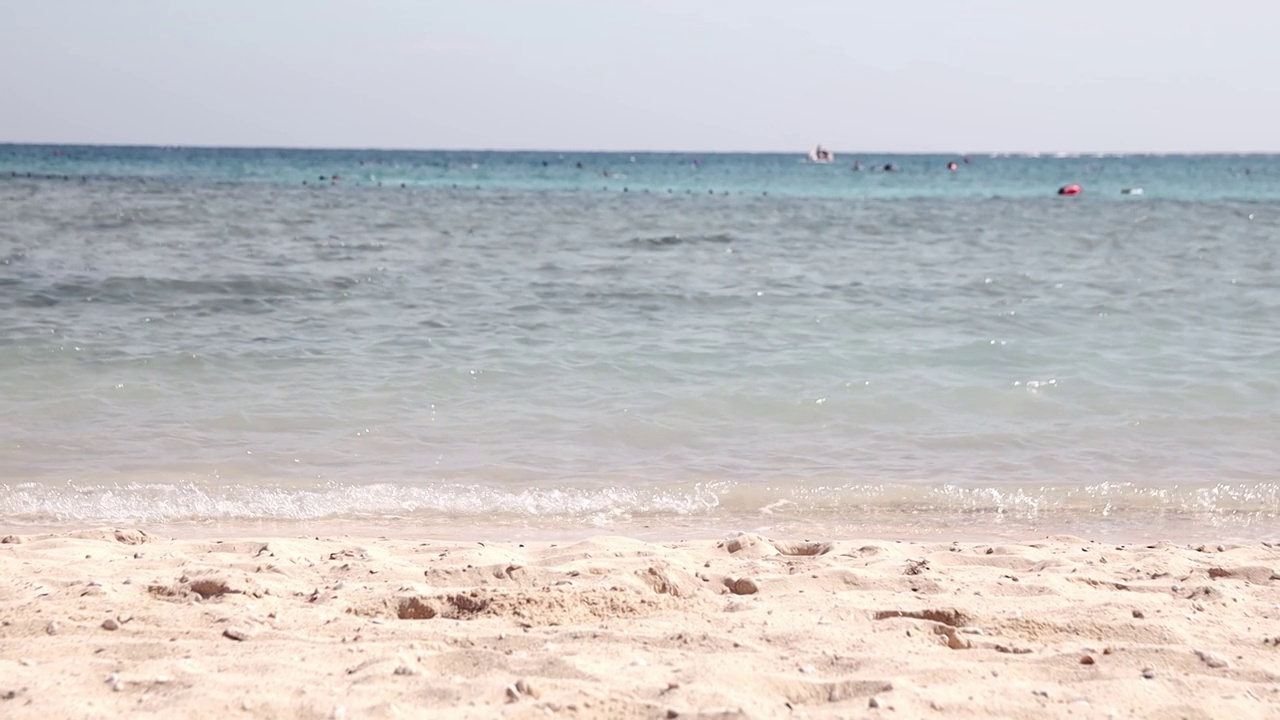 埃及海滩和红海。在夏天的一天，沙滩上的沙滩景观视频素材