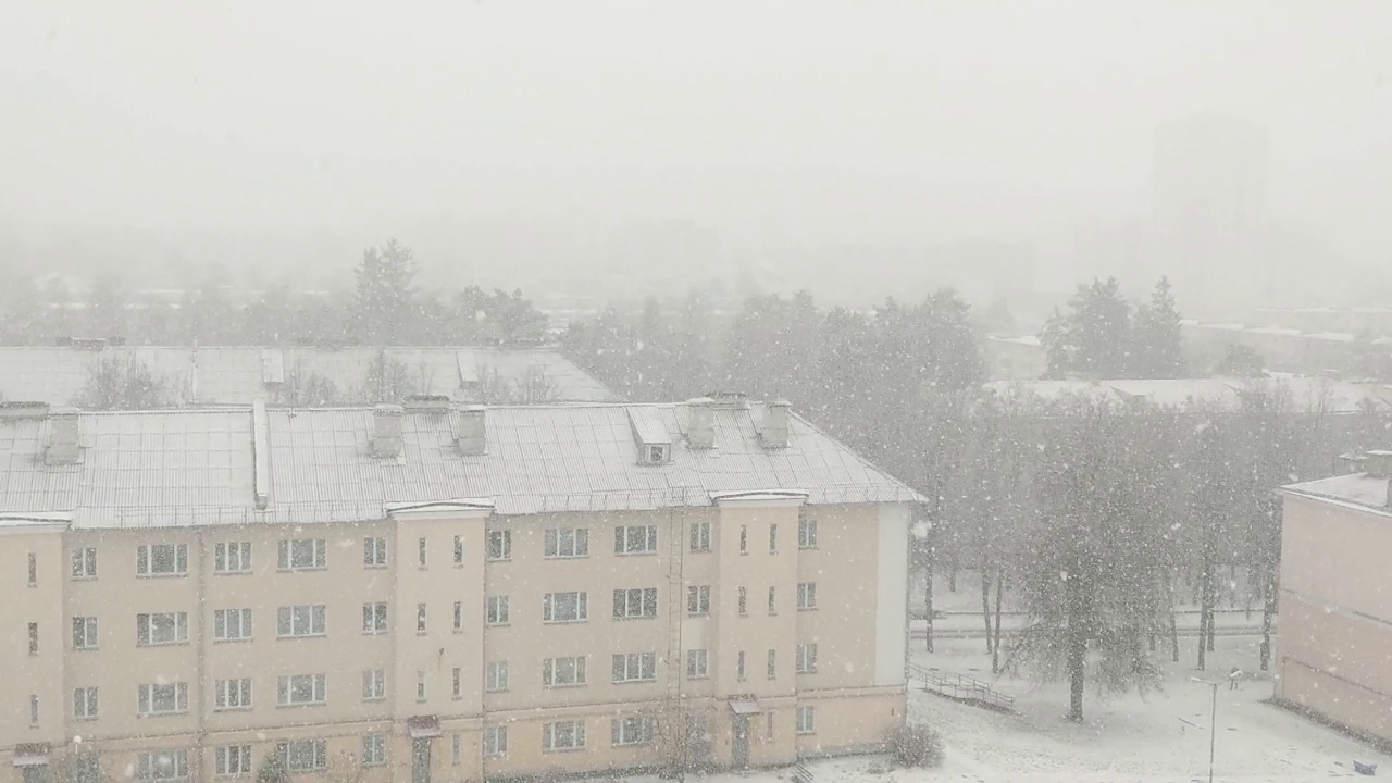 房子的背景下正下着大雪视频素材