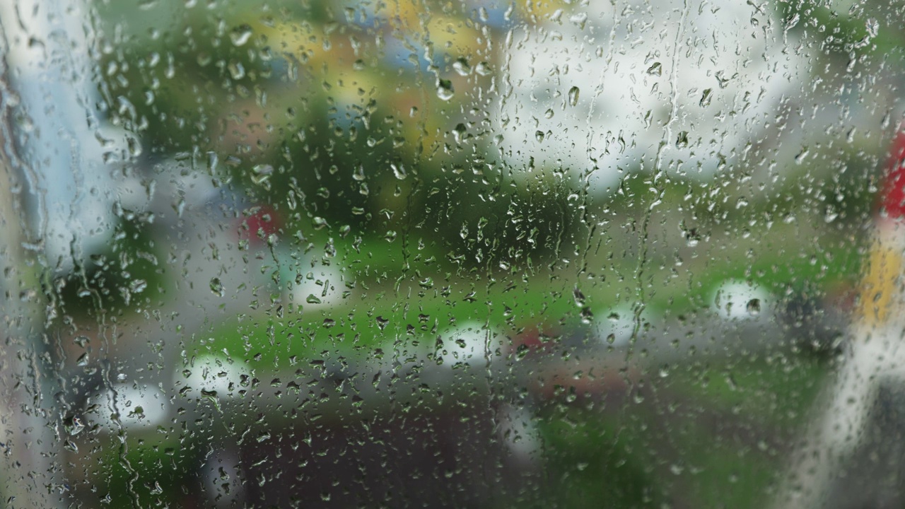 雨点在雨天打在窗玻璃上视频素材