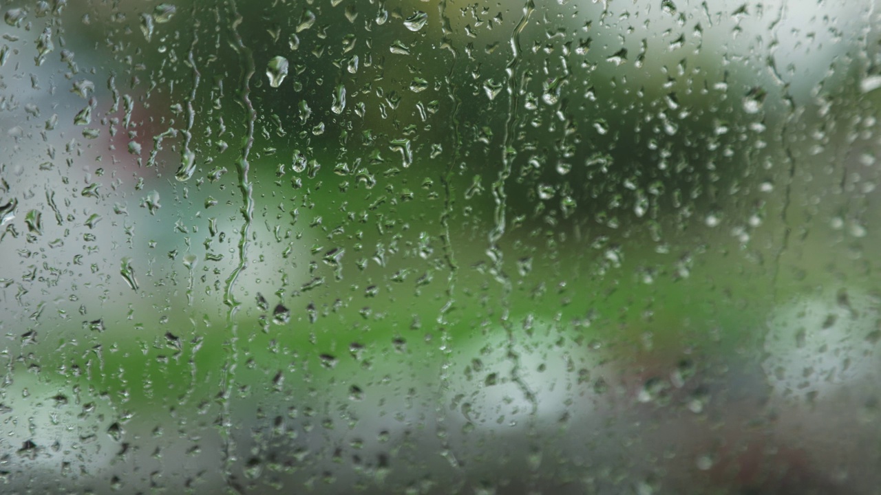 雨点在雨天打在窗玻璃上视频素材