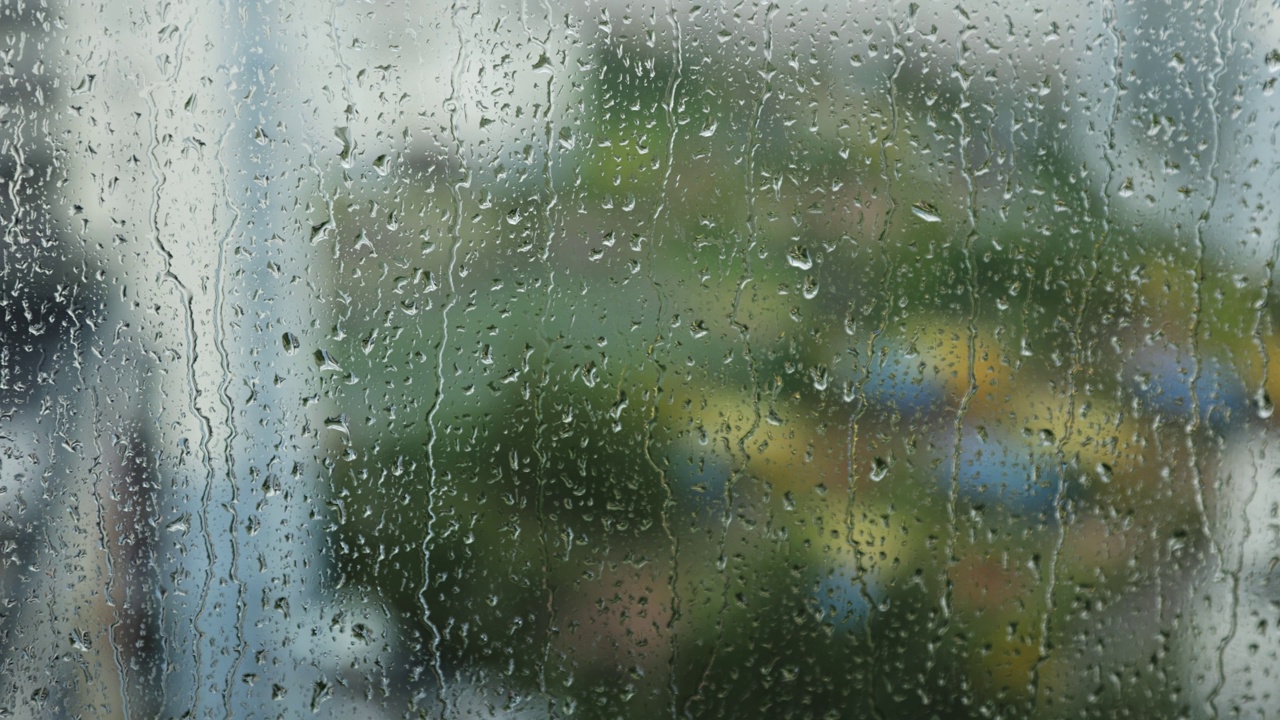 雨点在雨天打在窗玻璃上视频素材