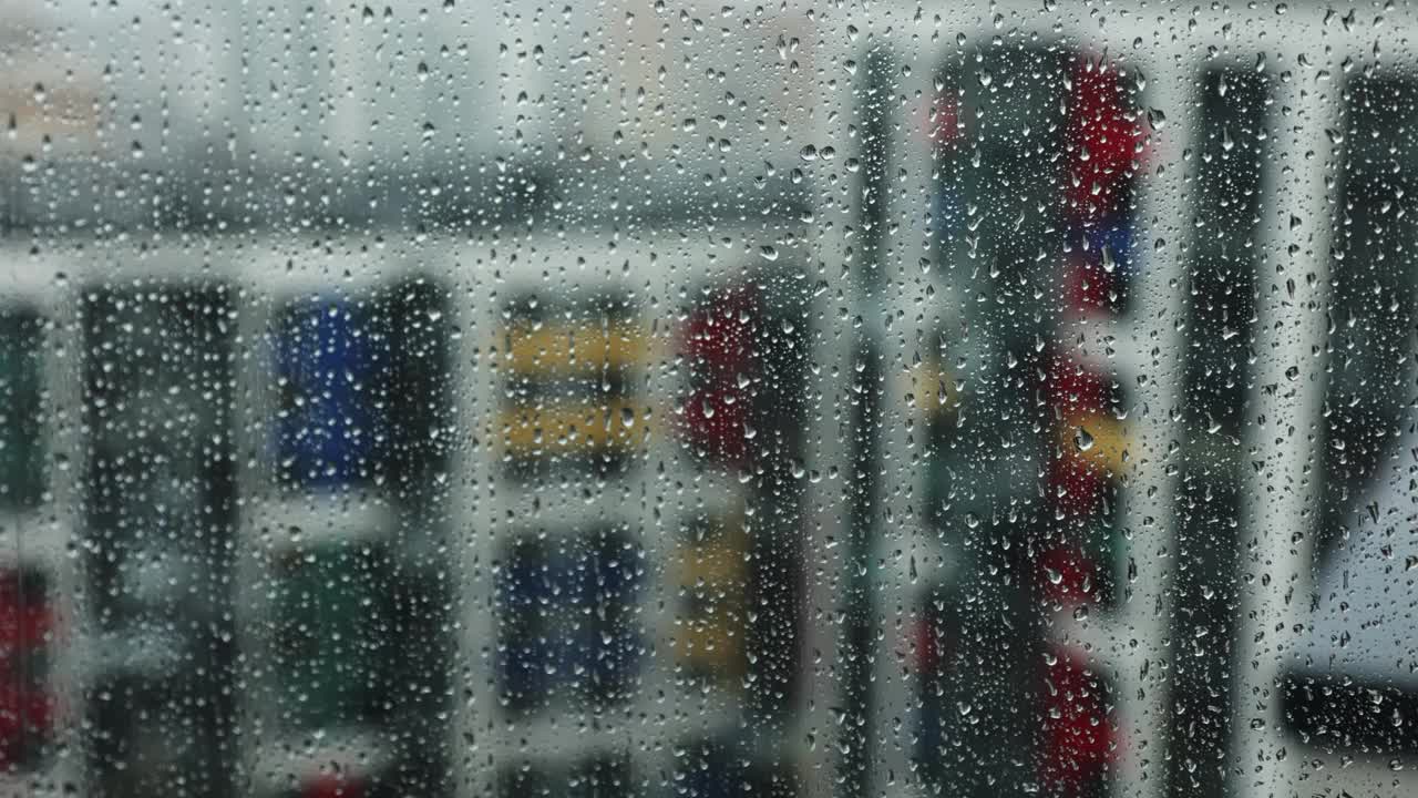 雨点在雨天打在窗玻璃上视频素材