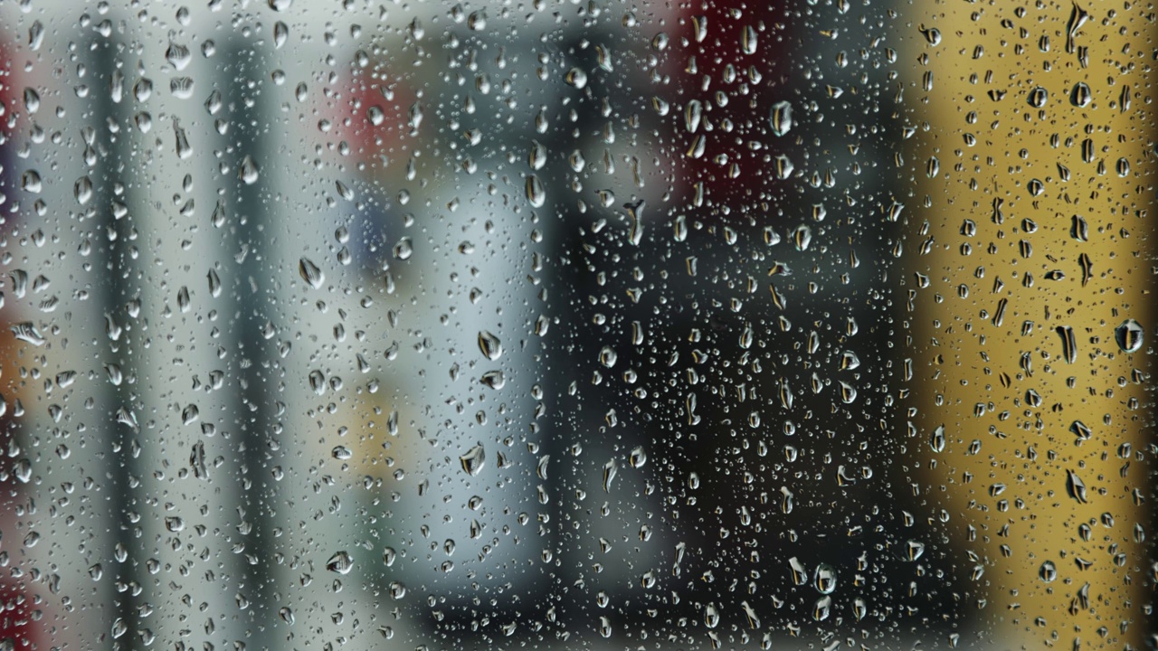 雨点在雨天打在窗玻璃上视频素材