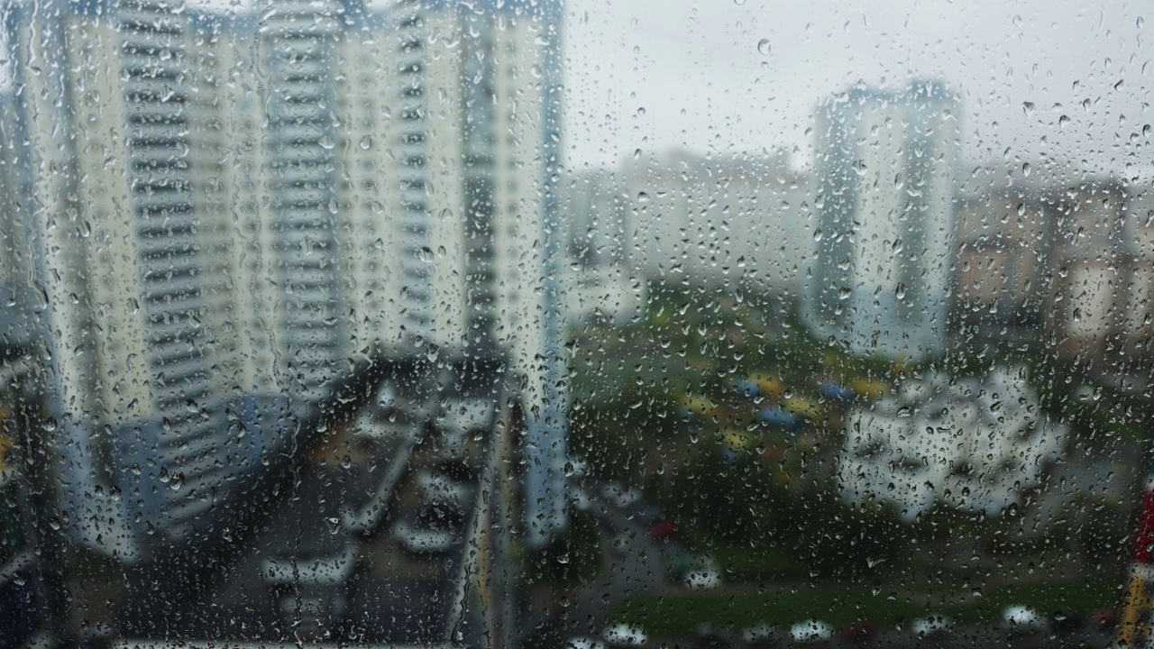 雨点在雨天打在窗玻璃上视频素材