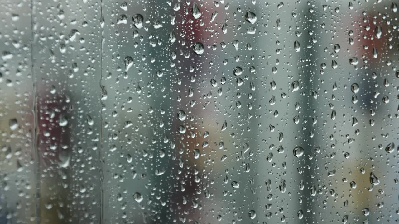 雨点在雨天打在窗玻璃上视频素材