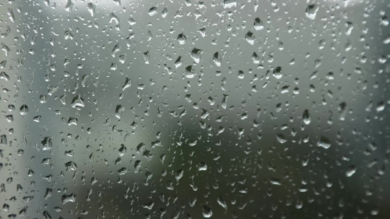 雨点在雨天打在窗玻璃上视频素材