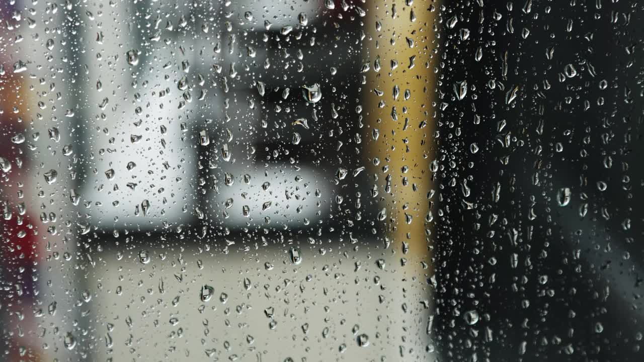雨点在雨天打在窗玻璃上视频素材