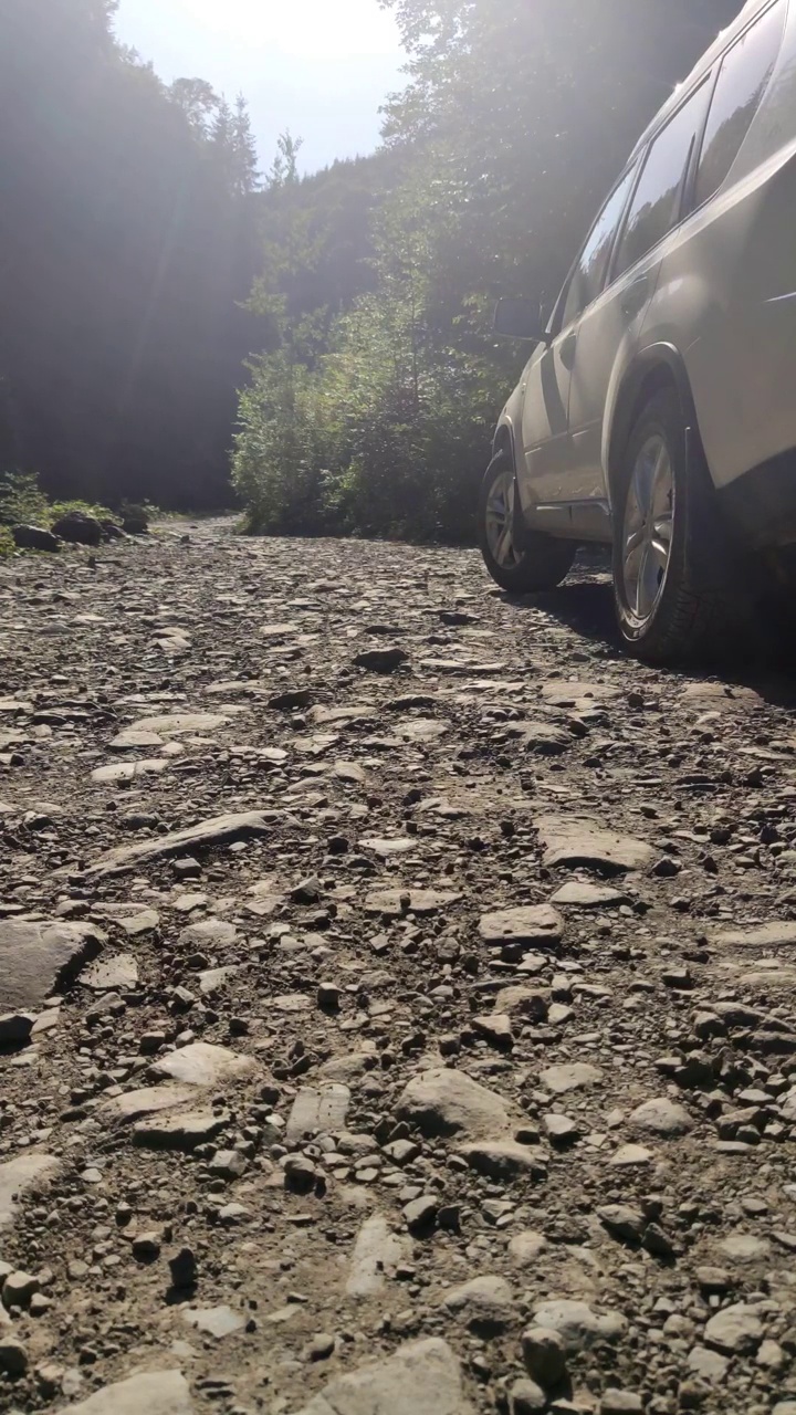 一名女子乘坐越野车外出旅行。山景观视频素材