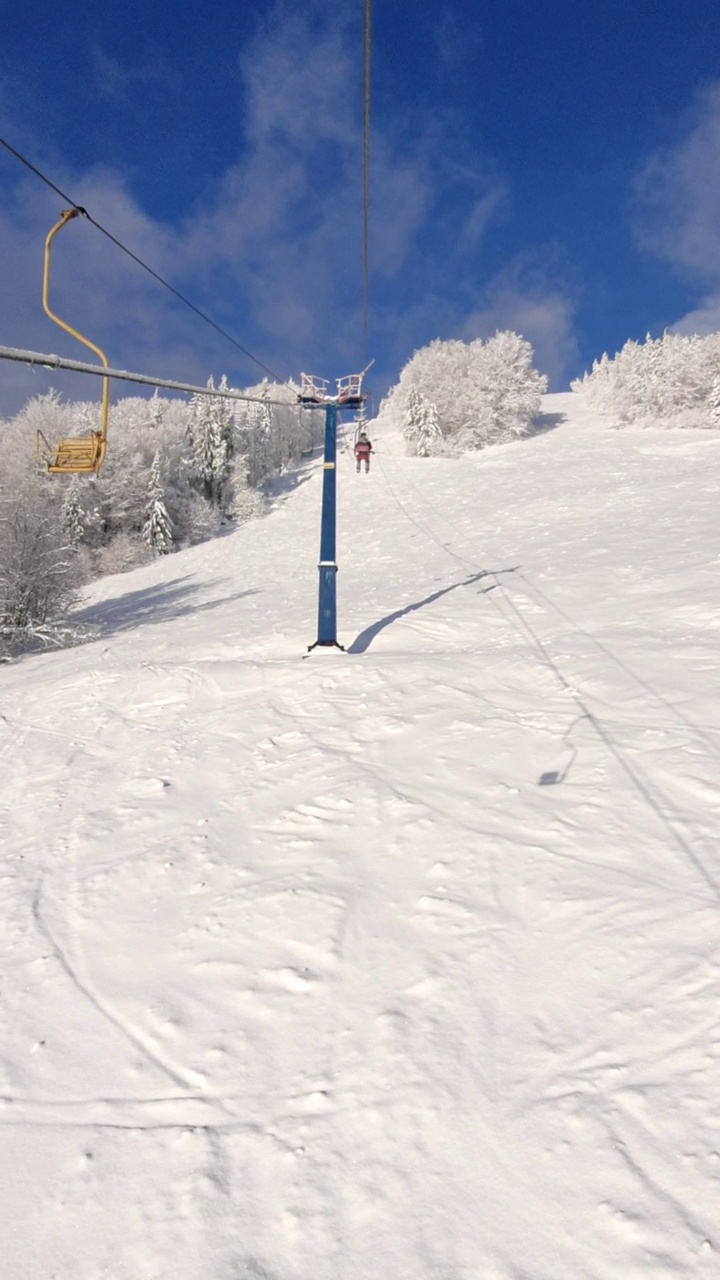 从乌克兰喀尔巴阡山脉的老椅子缆车滑雪胜地俯瞰视频素材