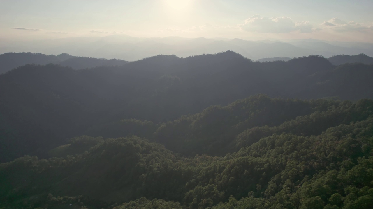 在阳光明媚的日子里，无人机拍摄山景，探索国家公园的热带雨林视频素材