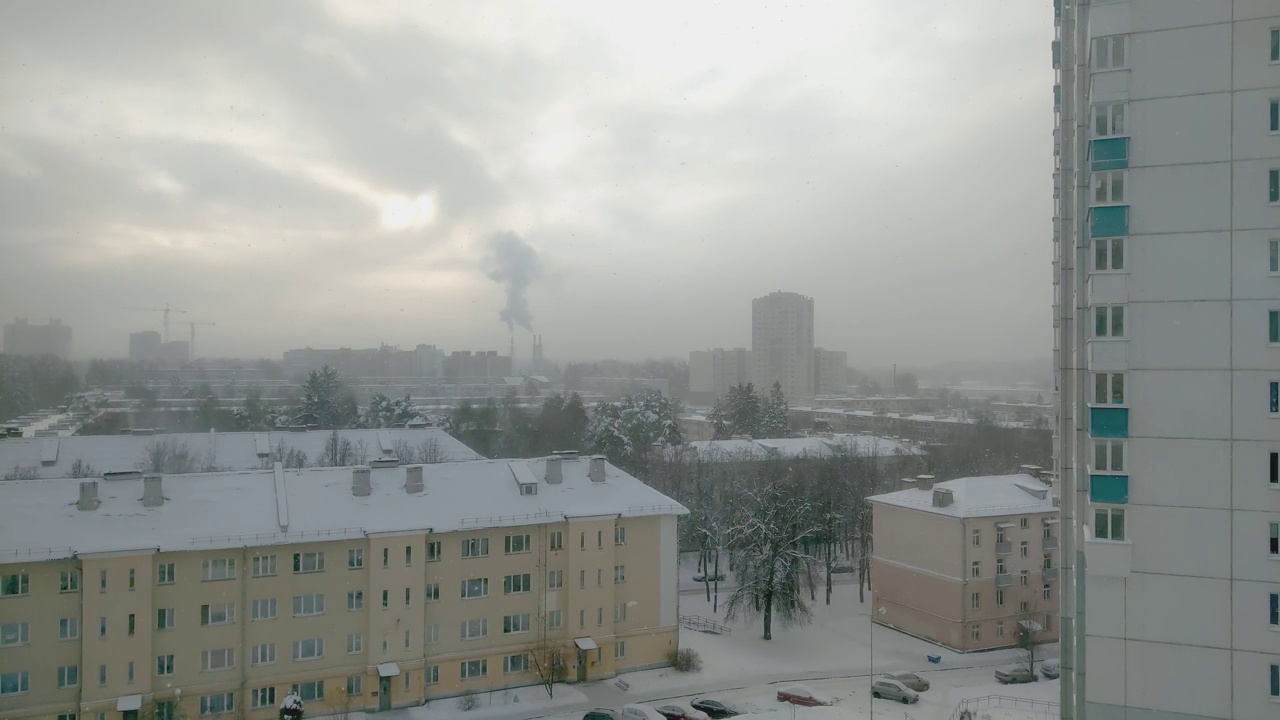 从房子的窗户看出去，外面正在下雪视频素材