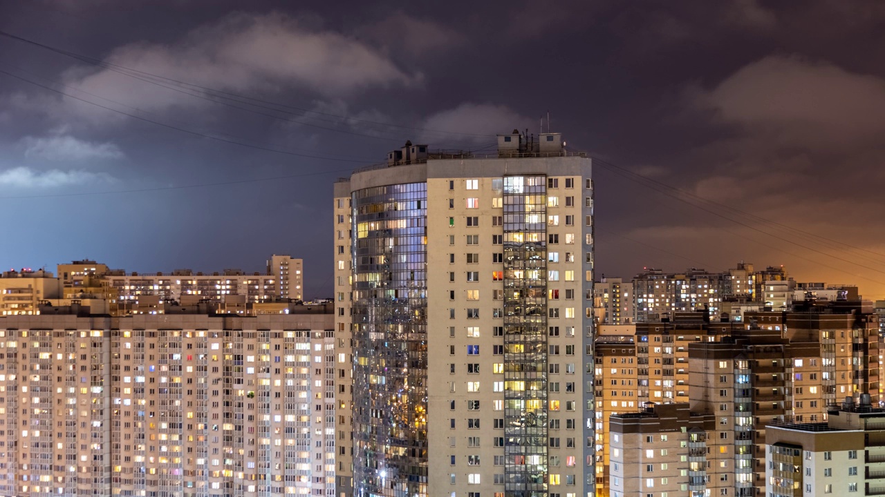 夜晚的城市建筑，窗户闪烁着灯光视频素材