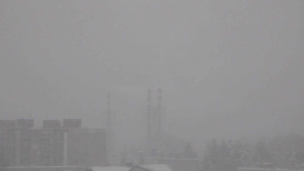 在大雪中从房子的窗户看到的景色视频素材