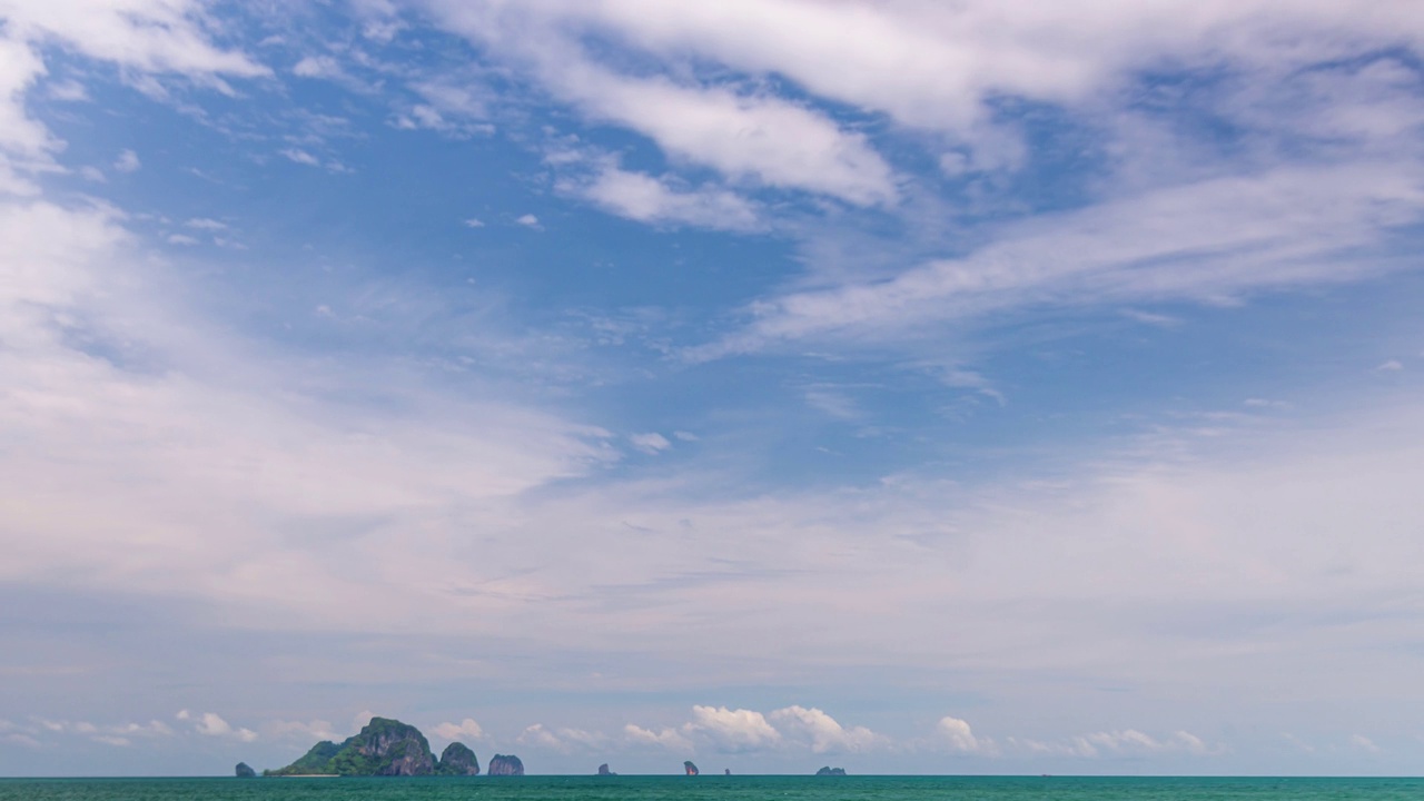 在海滩、大海上观看绚丽多彩的天空日落或日出，以移动的云为背景，视频素材