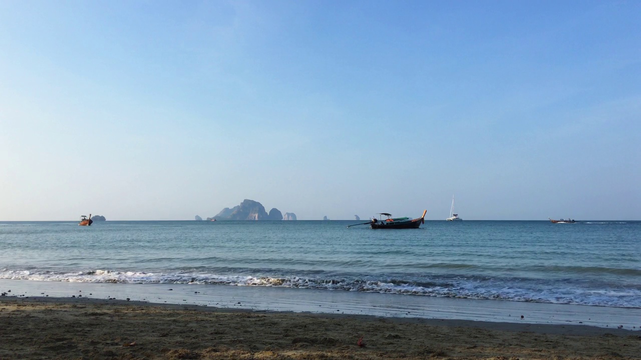 在海滩、大海上观看绚丽多彩的天空日落或日出，以移动的云为背景，视频素材