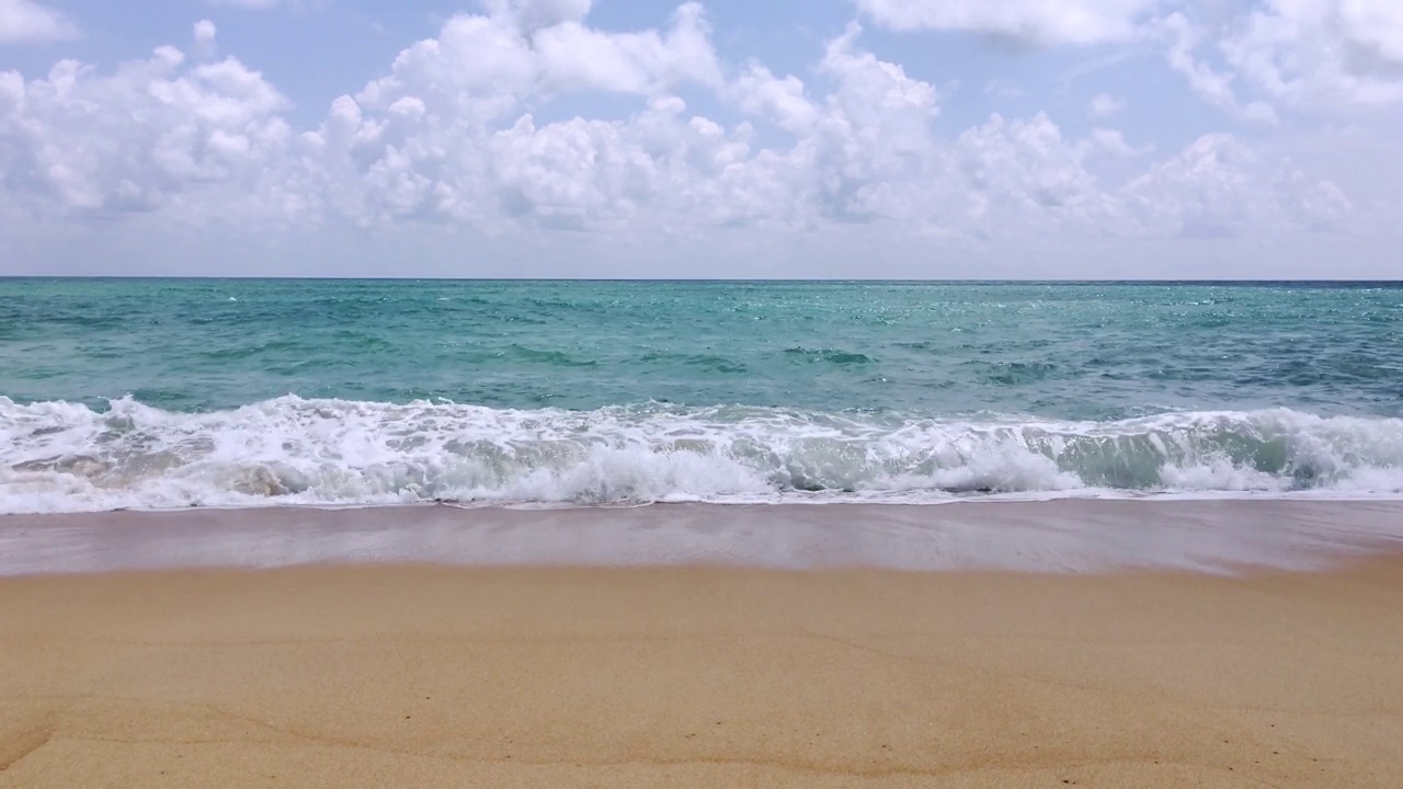 在海滩、大海上观看绚丽多彩的天空日落或日出，以移动的云为背景，视频素材