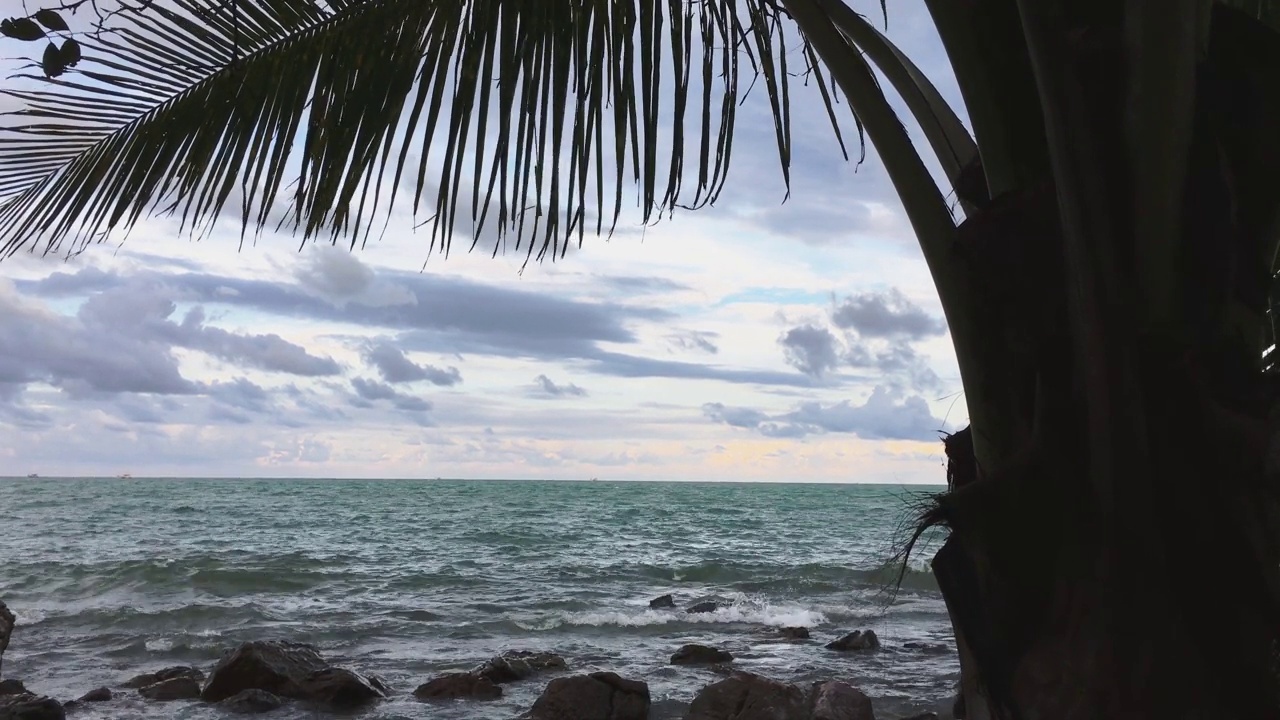 在海滩、大海上观看绚丽多彩的天空日落或日出，以移动的云为背景，视频素材