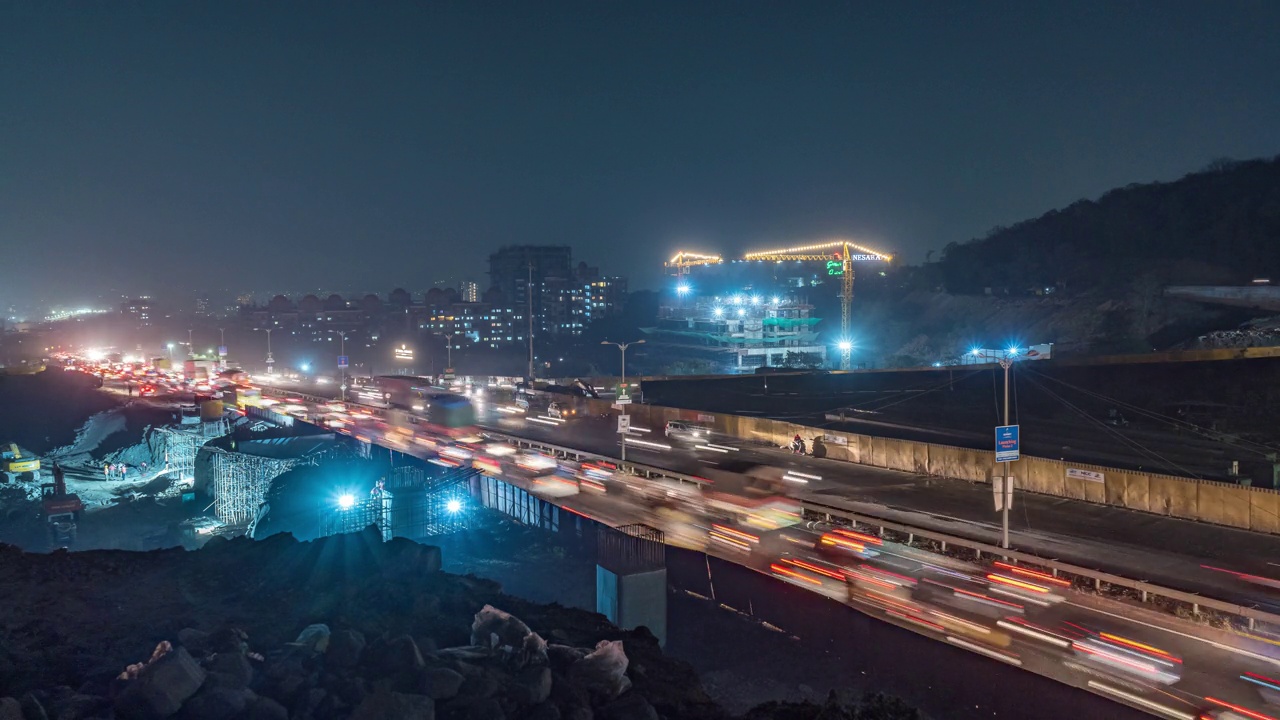 公路旁的道路和建筑工地，繁忙的夜间交通时间，在一个印度城市，马哈拉施特拉邦，印度视频素材