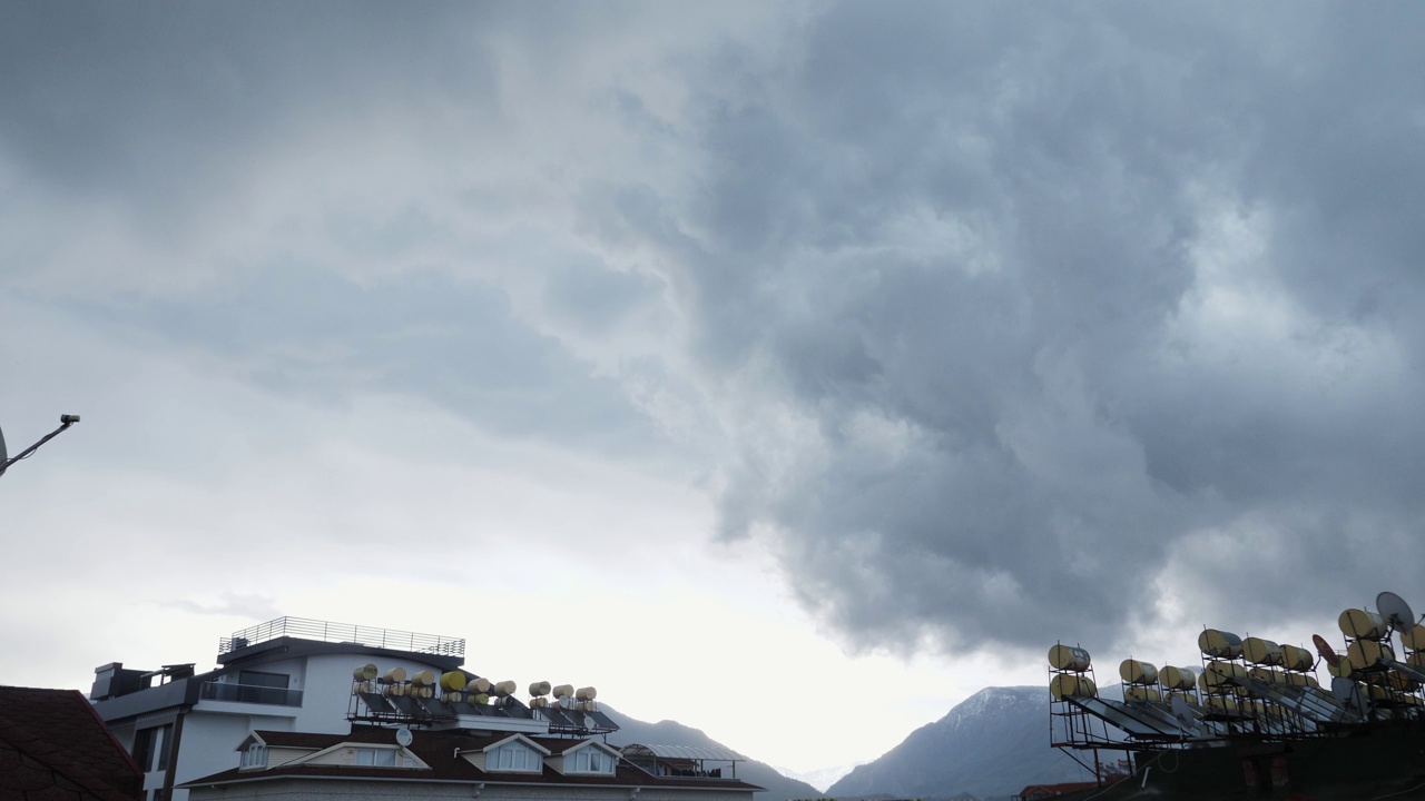 风暴前的乌云在移动。雨云与戏剧性的天空。云移动的飓风视频素材