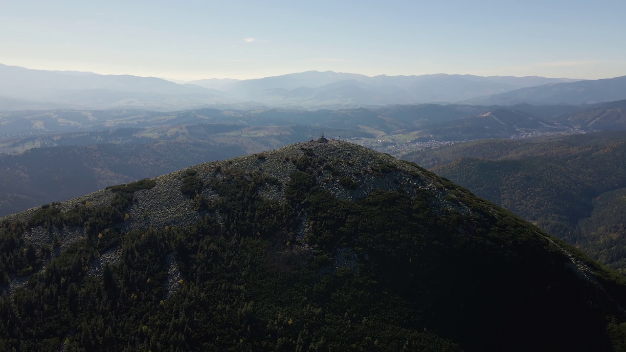 空中景观的高峰与深色的松树林树木在野生山脉视频素材