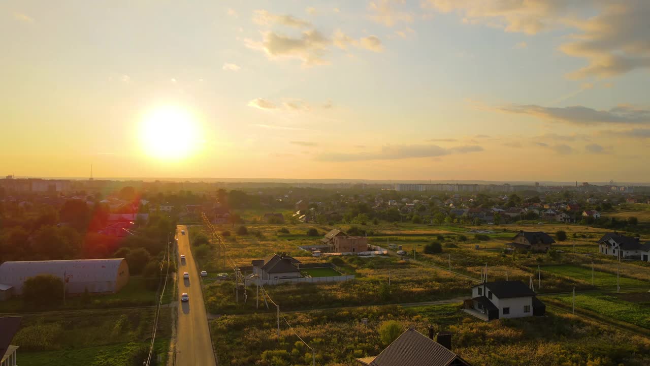 日落时分郊区乡村住宅的鸟瞰图视频素材