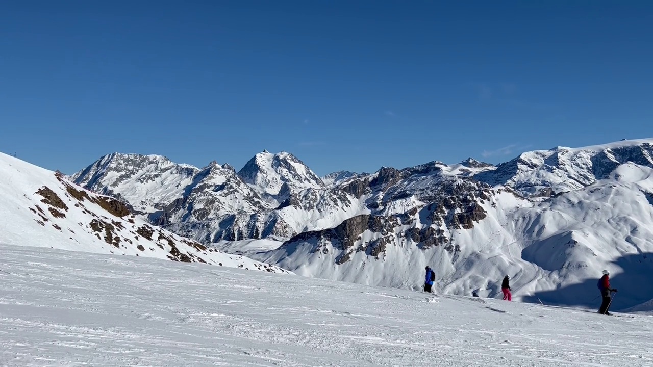 冬季滑雪场的滑雪坡道视频素材