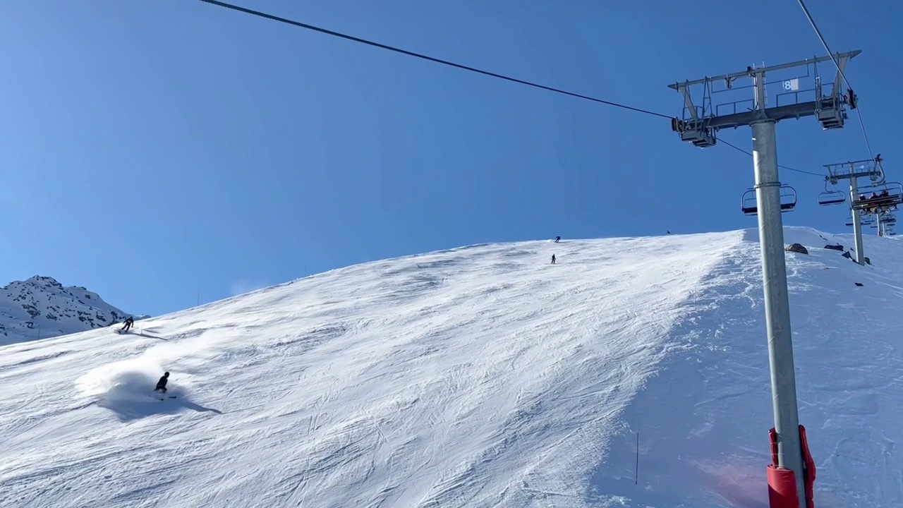 滑雪缆车和人们在法国阿尔卑斯山的斜坡上滑雪视频素材