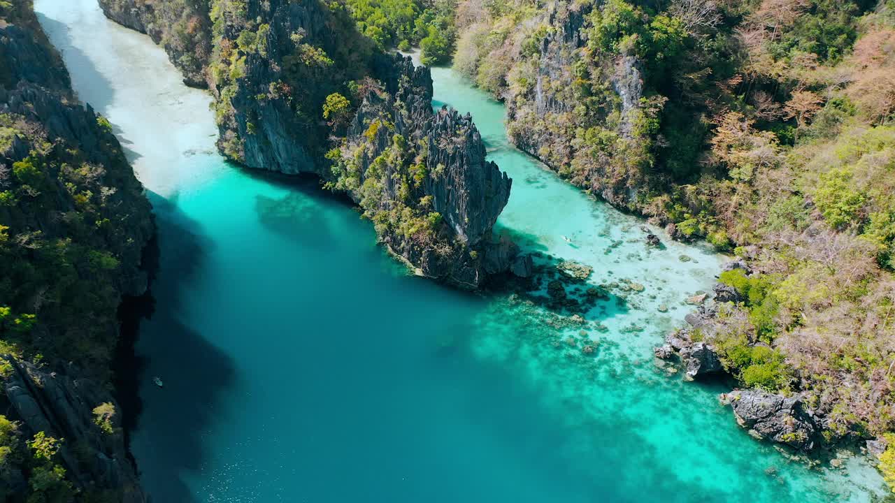 大泻湖，El Nido，巴拉望，菲律宾。鸟瞰碧绿的海水，陡峭的悬崖和珊瑚礁。世界上独一无二的景点，顶级的旅游目的地和必看的地方视频素材