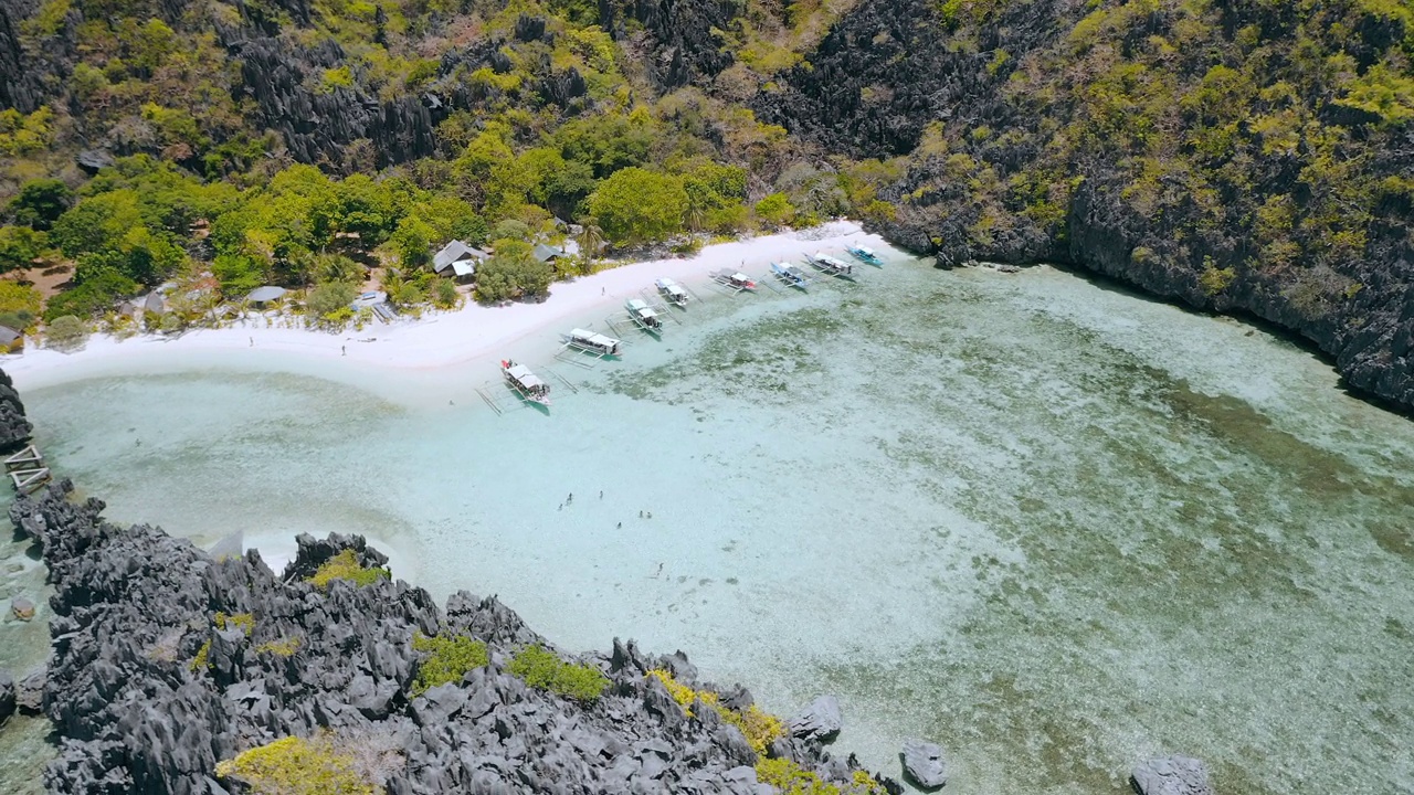 休息时间在星海滩在塔皮坦岛附近的Matinloc圣地。El Nido，巴拉望岛，菲律宾。很多旅游船都在这里吃午饭视频素材