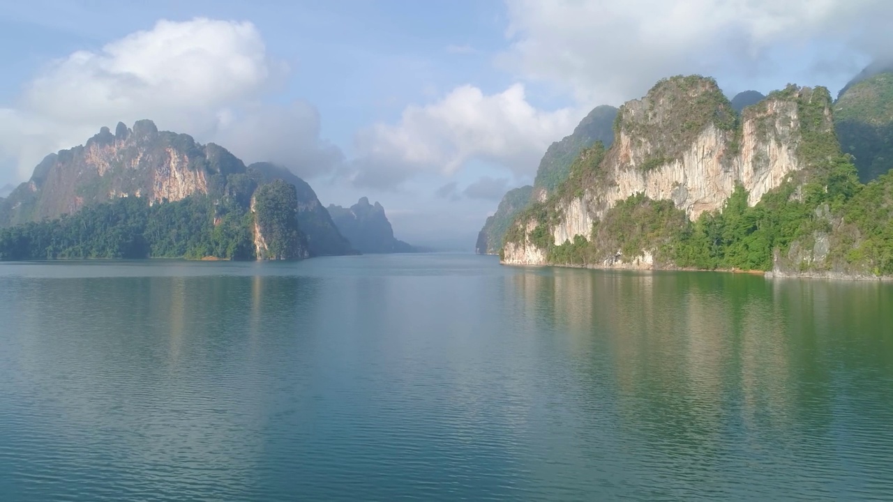 无人机俯瞰泰国热带山峰美丽的群岛岛屿泰国风景秀丽的山脉在考索国家公园的湖上令人惊叹的自然景观视频素材