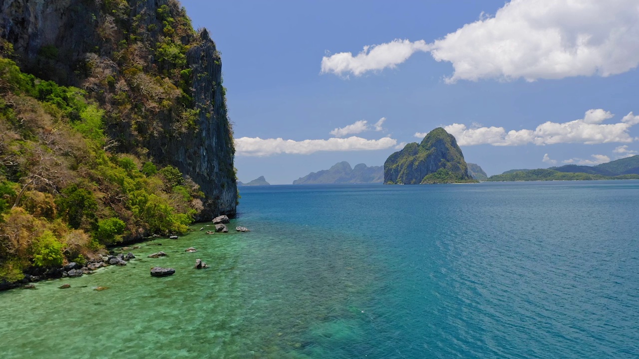 El Nido，巴拉望岛，菲律宾。鸟瞰被蓝色海水包围的巴基特湾未受破坏的岛屿视频素材